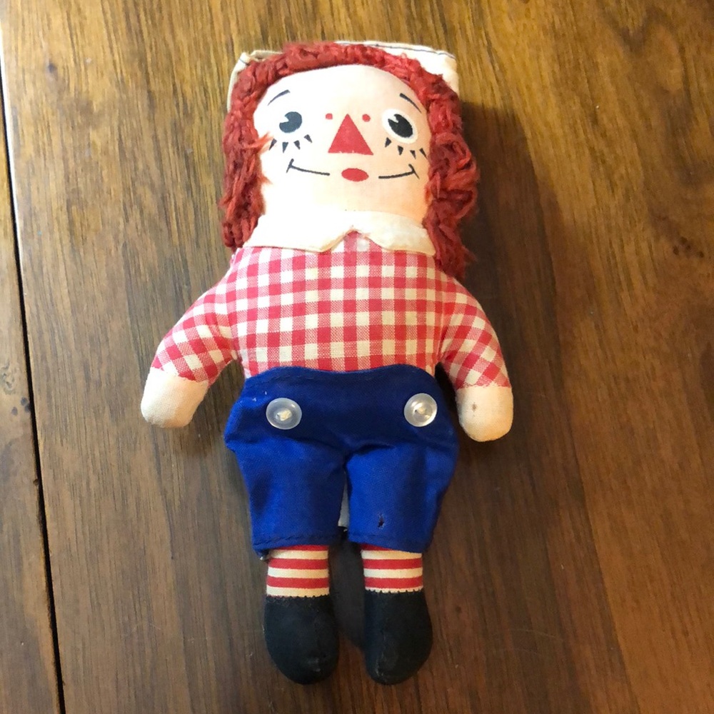 7” tall vintage Raggedy Andy. One doll only. Also floral apron for Raggedy Ann